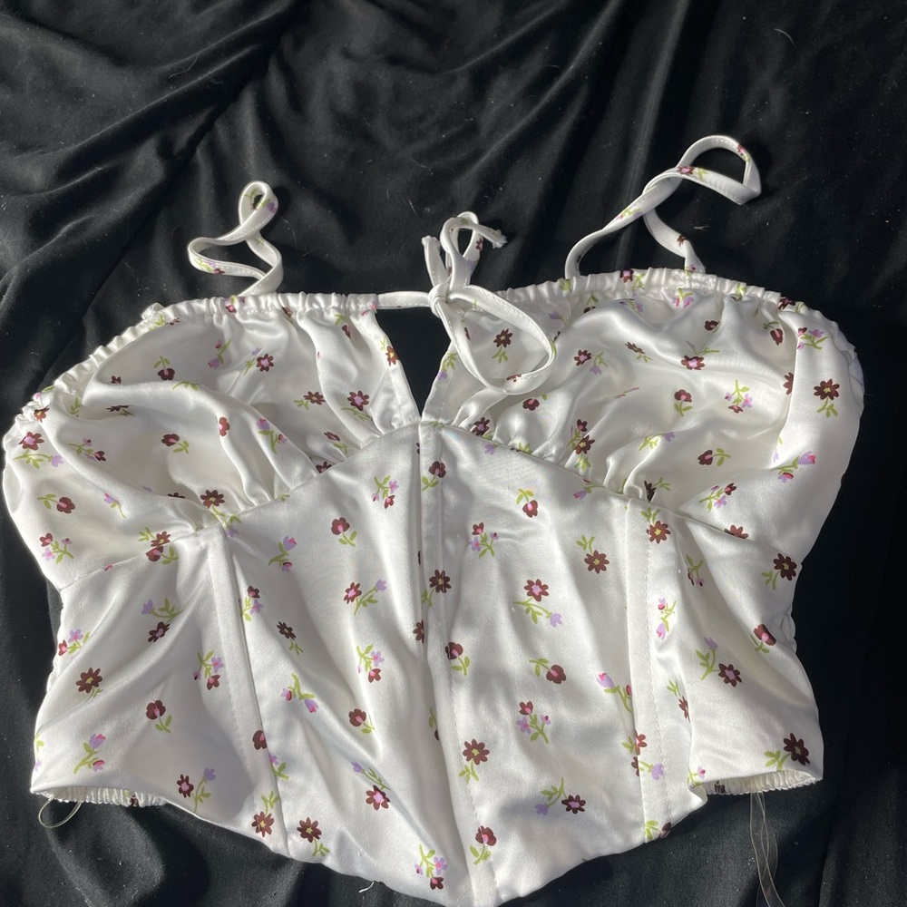 Super cute crop top. No damage or anything.